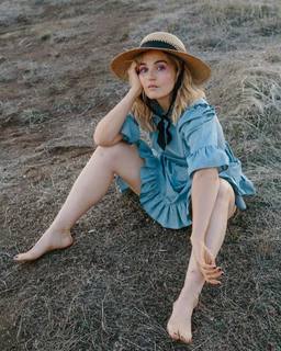 Chloe Fineman feet photo thumbnail