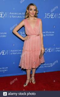 Chloe Fineman feet photo thumbnail