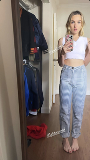 Chloe Fineman feet photo thumbnail