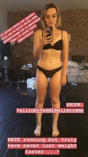 Chloe Fineman feet photo thumbnail