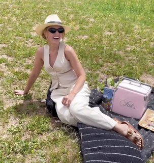 Chloe Fineman feet photo thumbnail