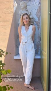 Chloe Fineman feet photo thumbnail