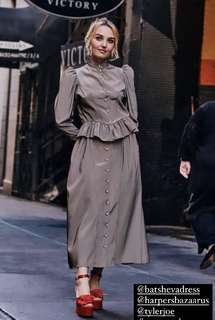 Chloe Fineman feet photo thumbnail