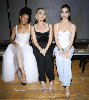 Chloe Fineman feet photo thumbnail