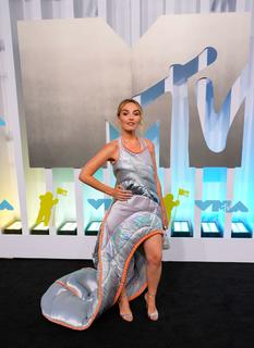 Chloe Fineman feet photo thumbnail