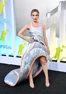 Chloe Fineman feet photo thumbnail