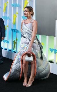 Chloe Fineman feet photo thumbnail