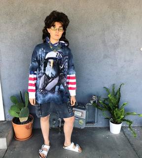 Chloe Fineman feet photo thumbnail