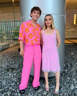 Chloe Fineman feet photo thumbnail