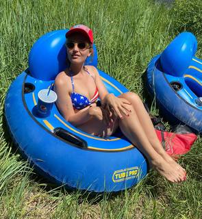 Chloe Fineman feet photo thumbnail