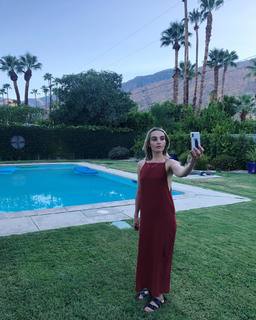 Chloe Fineman feet photo thumbnail