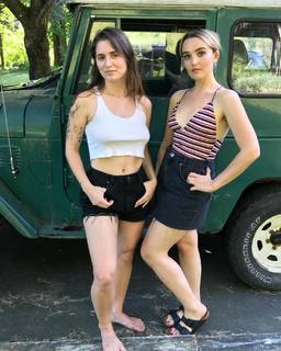 Chloe Fineman feet photo thumbnail