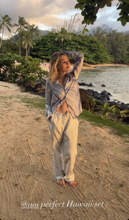 Chloe Fineman feet photo thumbnail