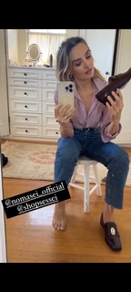 Chloe Fineman feet photo thumbnail