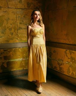 Chloe Fineman feet photo thumbnail