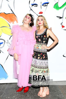 Chloe Fineman feet photo thumbnail