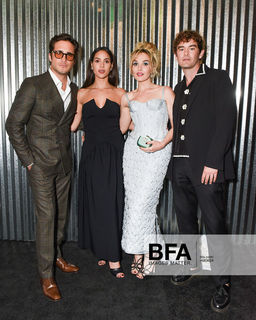 Chloe Fineman feet photo thumbnail