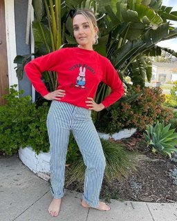 Chloe Fineman feet photo thumbnail