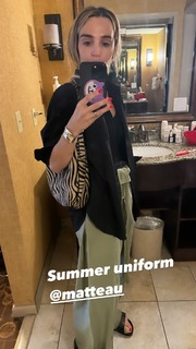 Chloe Fineman feet photo thumbnail