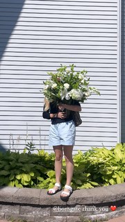 Chloe Fineman feet photo thumbnail