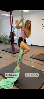 Chloe Fineman feet photo thumbnail