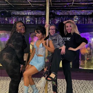 Chloe Fineman feet photo thumbnail