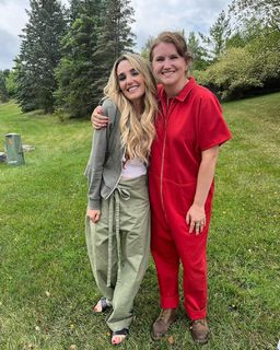 Chloe Fineman feet photo thumbnail