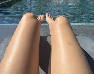 Chloe Fineman feet photo thumbnail