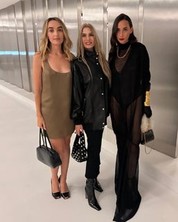 Chloe Fineman feet photo thumbnail