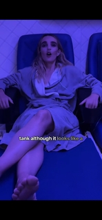 Chloe Fineman feet photo thumbnail