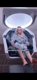 Chloe Fineman feet photo thumbnail