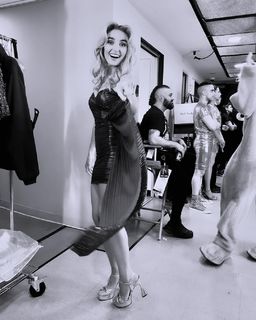 Chloe Fineman feet photo thumbnail