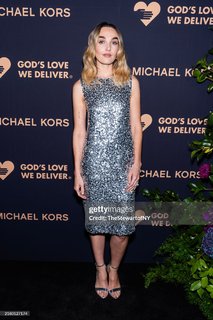 Chloe Fineman feet photo thumbnail