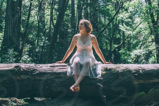 Chloe Fineman feet photo thumbnail