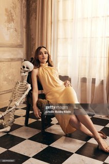 Chloe Fineman feet photo thumbnail