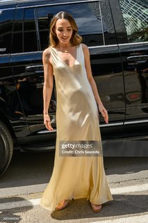 Chloe Fineman feet photo thumbnail