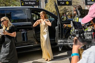 Chloe Fineman feet photo thumbnail