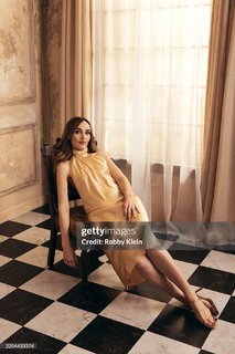 Chloe Fineman feet photo thumbnail