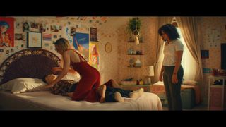 Chloe Fineman feet photo thumbnail