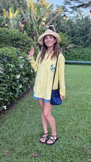 Chloe Fineman feet photo thumbnail