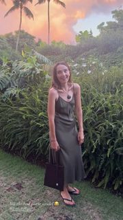 Chloe Fineman feet photo thumbnail