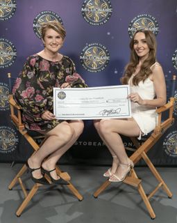 Chloe Fineman feet photo thumbnail