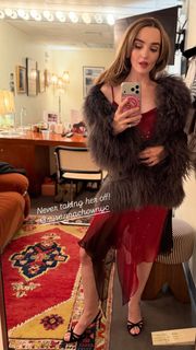 Chloe Fineman feet photo 16
