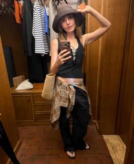 Chloe Fineman feet photo 6