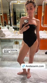 Chloe Fineman feet photo 5