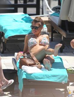 Chloe Sims feet photo thumbnail