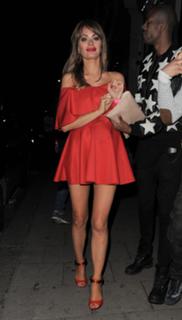 Chloe Sims feet photo thumbnail