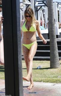Chloe Sims feet photo thumbnail