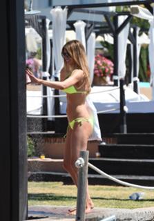 Chloe Sims feet photo thumbnail