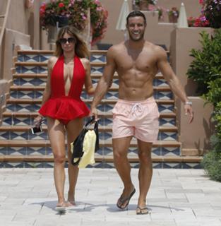 Chloe Sims feet photo thumbnail